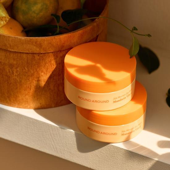 Round Around Jeju Moisture Tangerine Vitamin C Eye Patch - 60 sheets of hydrating skincare masks for brightening and rejuvenating the under-eye area.