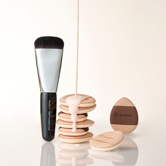 Studio 17 Skin Fit Base Makeup Kit featuring a mini brush and four finger puffs, ideal for flawless application in K-Beauty routines.