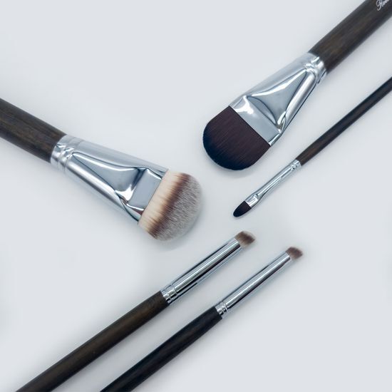 Louvre Base & Concealer Brush from 131S Skincare, featuring five versatile types for flawless makeup application. Ideal for K-Beauty enthusiasts.