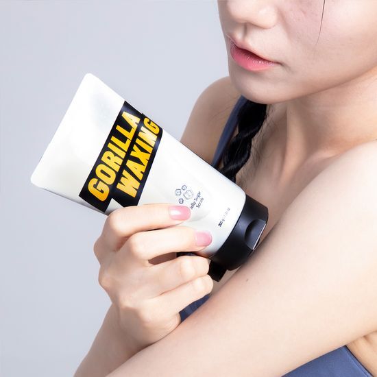 Alt text: Gorilla Waxing Jelly Sugar Wax Scrub for men's beauty, featuring a vibrant container, ideal for body cleansing and K-Beauty routines.