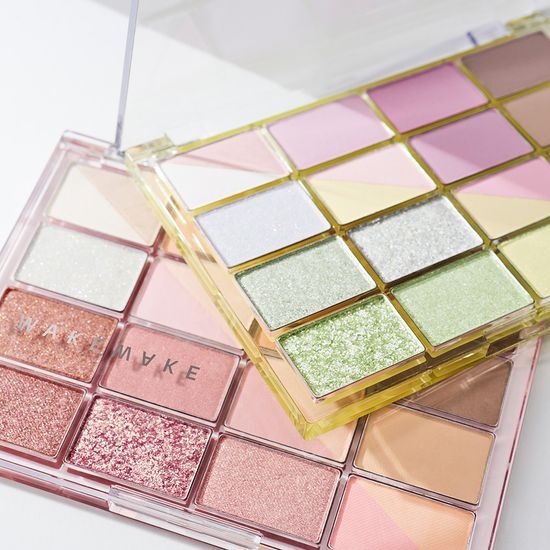 Wake Make Soft Blurring Eye Palette featuring 8 blendable colors for a smooth finish, ideal for creating versatile eye looks.