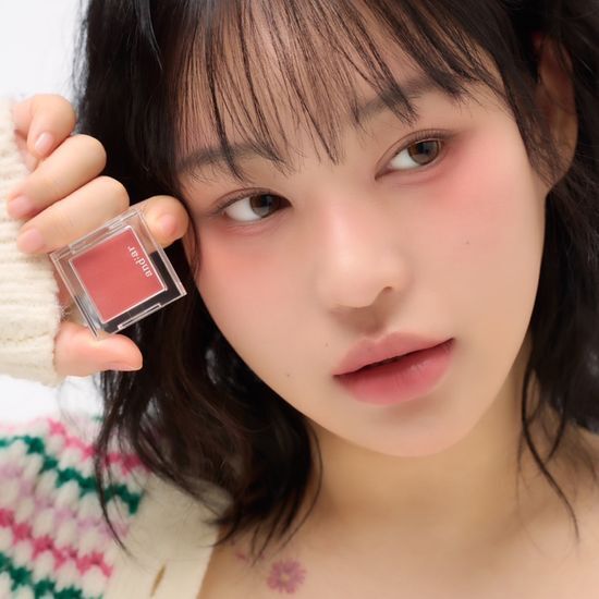 Alt text: Andyul Single Shadow in 4 Colors - Nude Beige shade, perfect for creating a natural eye look. A'nDear brand product.