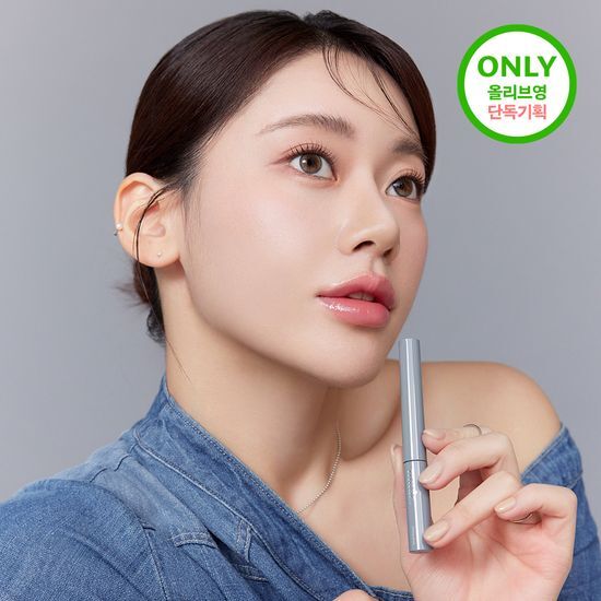 New Mud Eyelash Tinting Serum Shot in Black, designed for enhancing eyelashes with a rich tint.