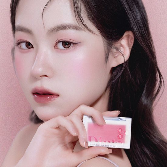 Cherry Blossom Edition Dinto Blur Radiance Blush in Peak of Bloom shade, showcasing a soft pink hue for a radiant finish.