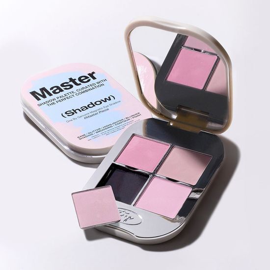 Magnetic eyeshadow palette 'Took One' in Cotton Classic variant A01, featuring three unique shades for versatile eye makeup looks.