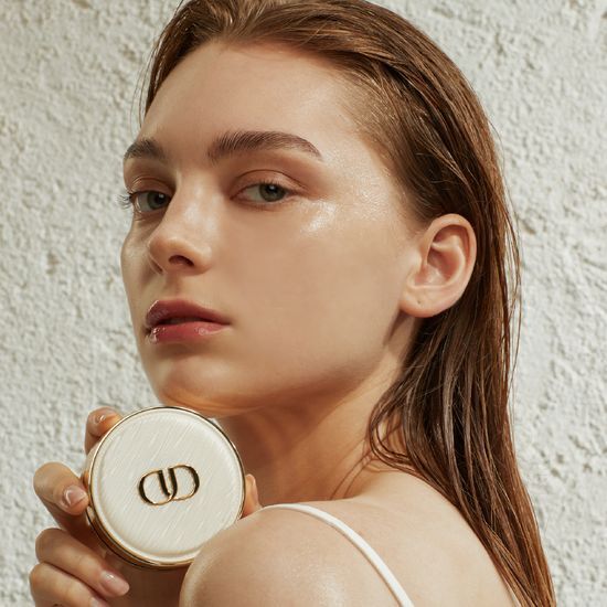 Image of Sherzanne Fondant Lumière Doré Cushion 14g in Size 19, featuring a sleek compact design ideal for a radiant finish. Tags include SENKA and 셰르잔느.