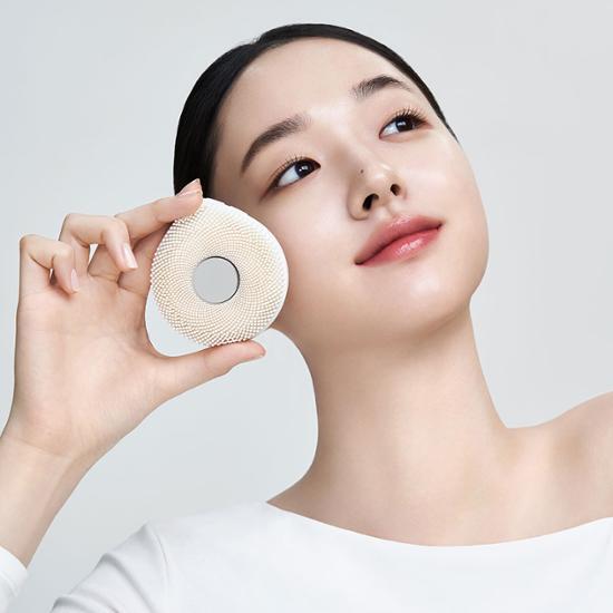 LG Pra.L Wash Pop beauty tool for skincare, designed for effective cleansing and K-Beauty routines.