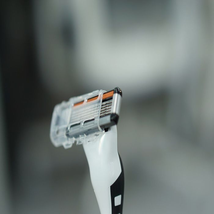 [Amazon No.1 Razor] Starter Kit (5-Blade Handle + 1 Cartridge + 50ml Gel) by Lazy Society - Available at allkpopmag. Price: $18.52.