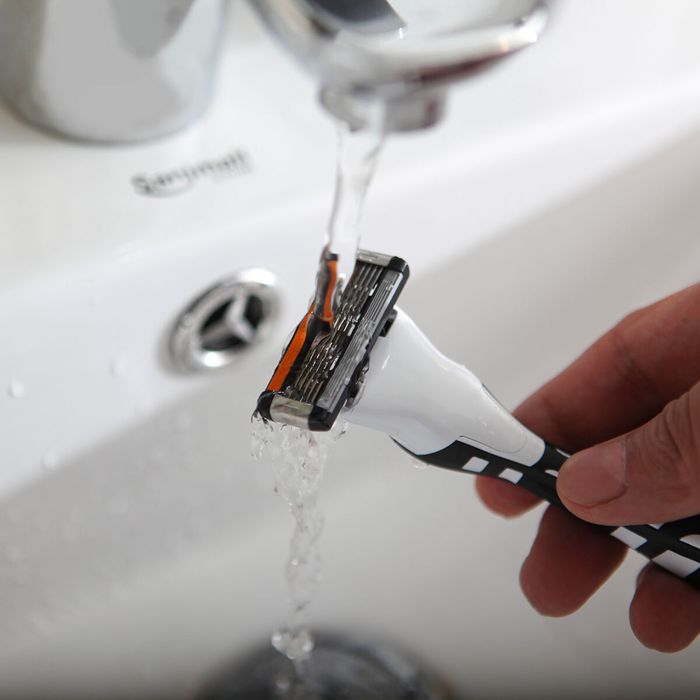 [Amazon No.1 Razor] Starter Kit (5-Blade Handle + 1 Cartridge + 50ml Gel) by Lazy Society - Available at allkpopmag. Price: $18.52.